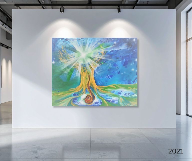 Farbenfrohes Kunstwerk an einer weißen Galerie-Wand, das einen leuchtenden Baum mit strahlenförmiger Lichtquelle und lebendigen Blau- und Grüntönen darstellt.